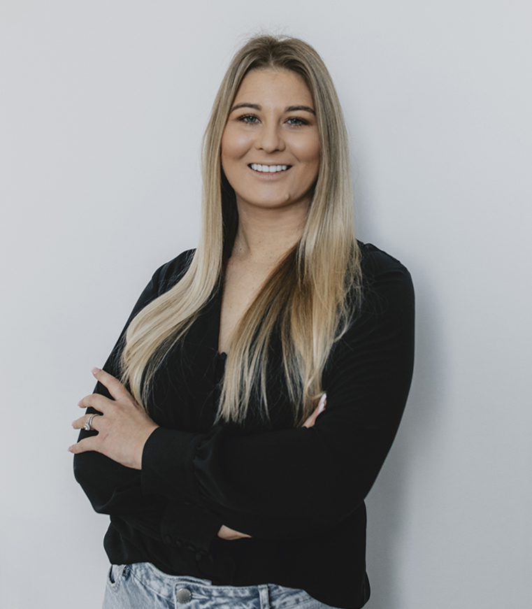 julia - operations manager of mr enthusiast